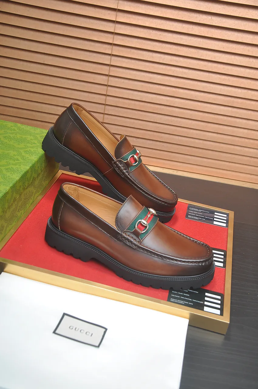 Men's shoes💰560💶Italy's top luxury men's shoe giant (GUCCI) (Gucci) (full cowhide lining) new arrival🍃Original European style🔰 Pleasant to the eye😍In order to make the shoes more durable and non-deformable🌀The production continues to follow traditional methods but there is still no lack of innovation💪Choose original sheepskin for the leather♻️ Smooth and natural And extra bright ⭐Made of imported cowhide, the first choice of rich people 38-45 (45 customized)